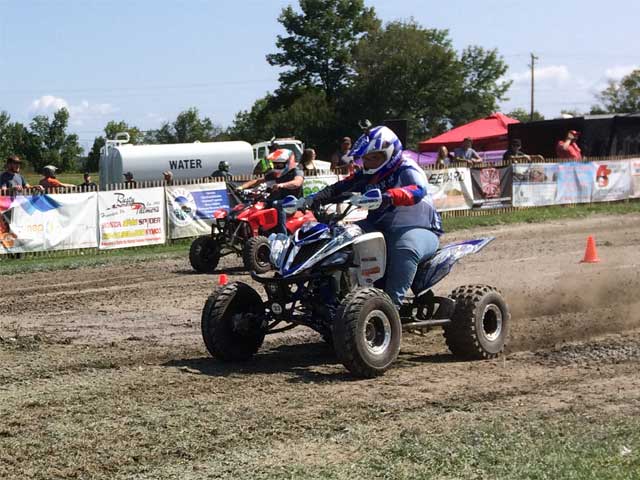 2 quads racing